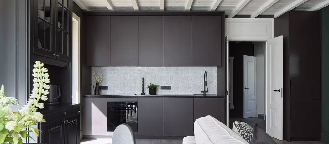 Темный интерьер, полный света: дом мечты с мебелью Mr.Doors