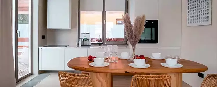 Кухня-гостиная на тропическом побережье.