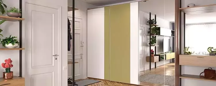4 плюса зеркального шкафа в прихожей.