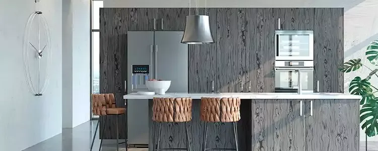 Мы побили его молотком...