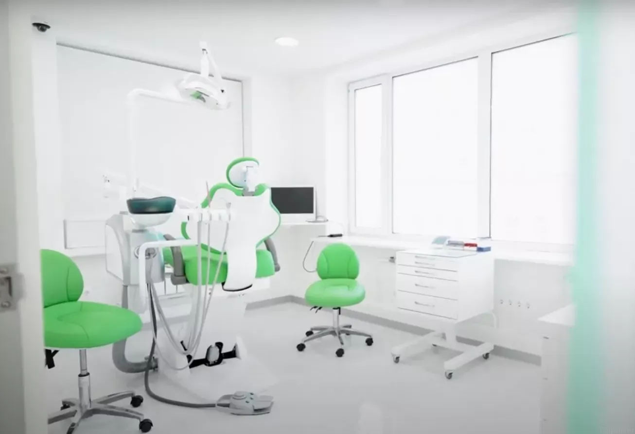 Стоматологическая клиника "АмиКлиник" (арт. 010) от от Mr.Doors.