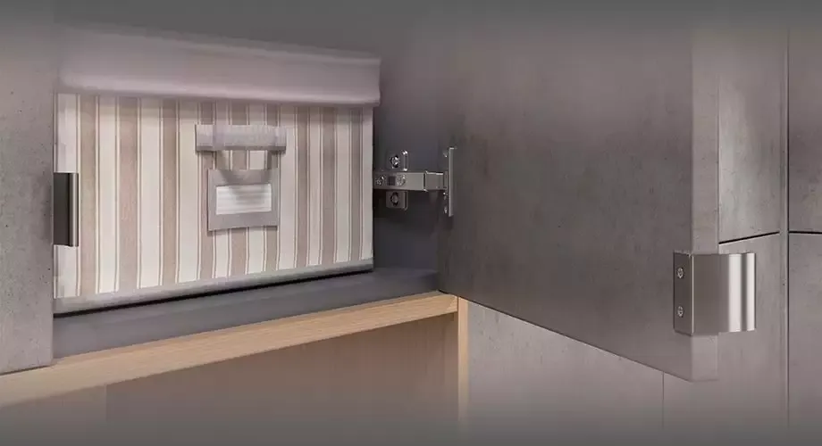 Почему шкаф открывается сам по себе?