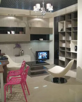 черно-белый интерьер с розовым акцентом фото