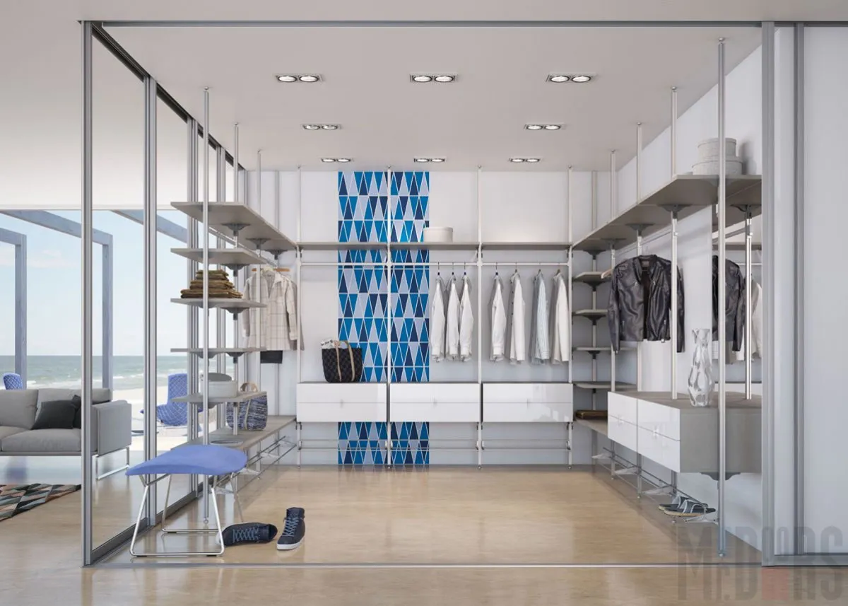 пример серой гардеробной с яркой стеной*