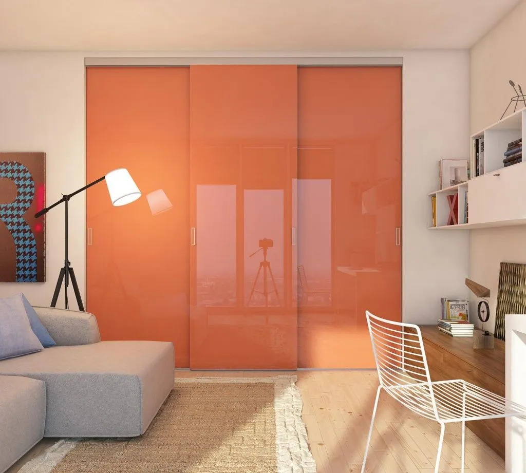 Яркая оранжевая перегородка в бежевом интерьере