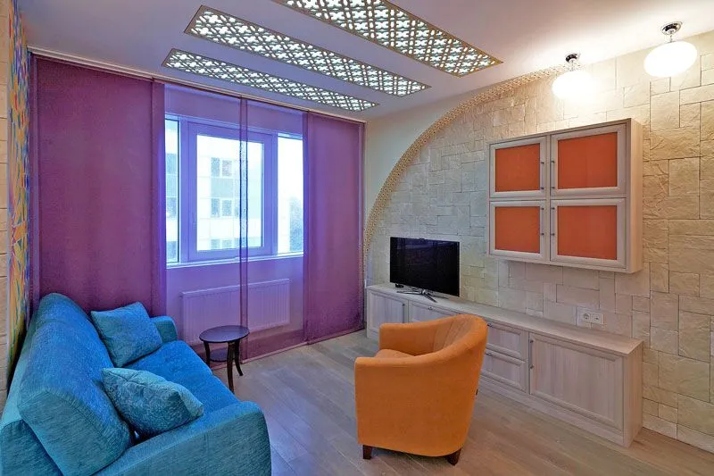 Оранжевое кресло и подвесной модуль в интерьере