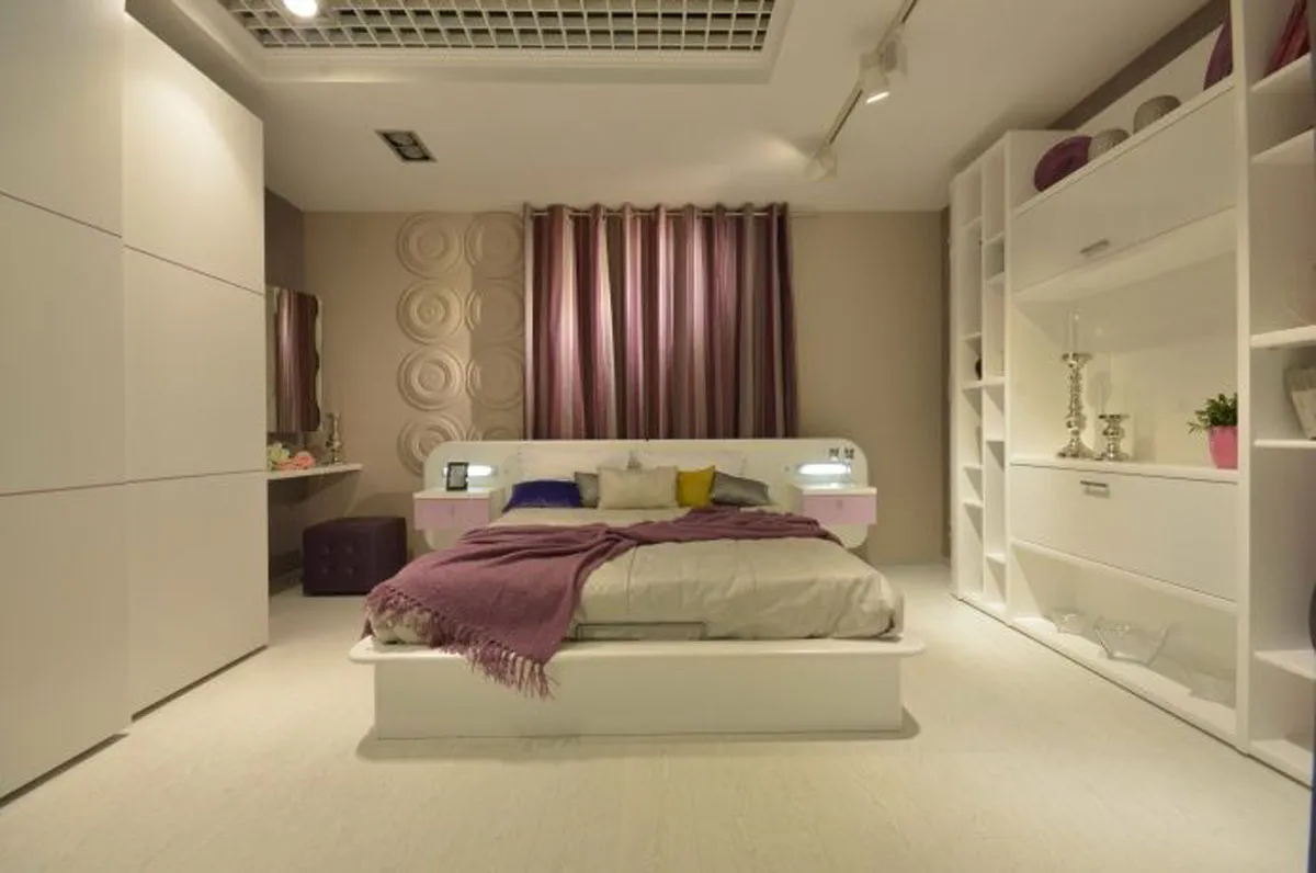 двуспальная белая кровать 