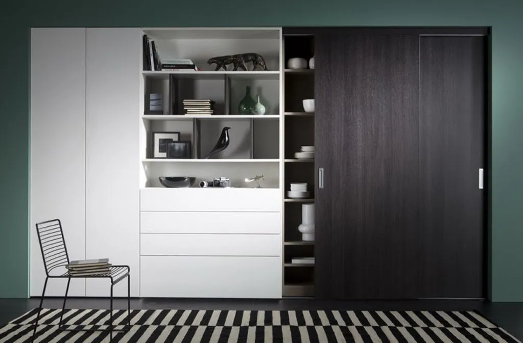 Черно-белый шкаф в гостиной*