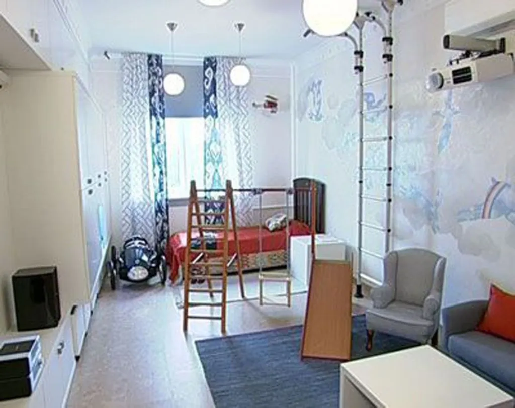 Светлый интерьер маленькой детской*