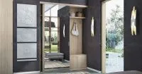 темная прихожая с зеркальной раздвижной дверью