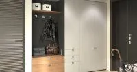 дизайн интерьера маленькой прихожей в серо-белых тонах