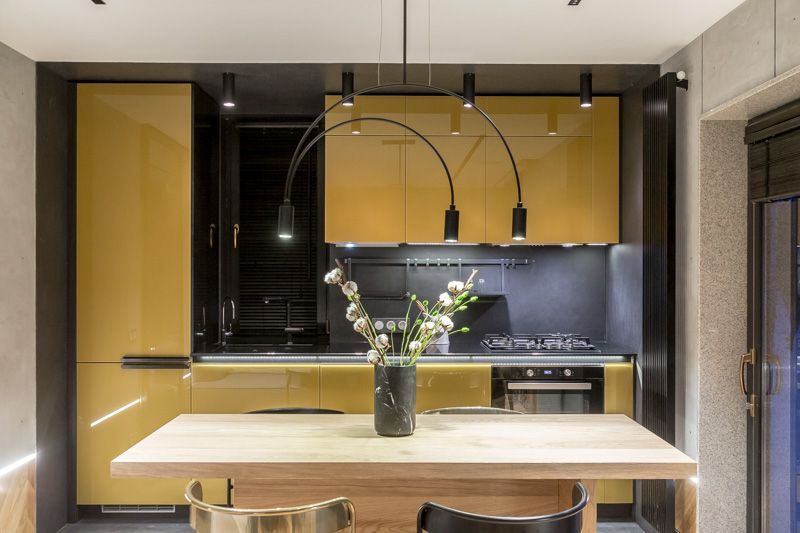 Глянцевая кухня с бетонной стеной от от Mr.Doors.