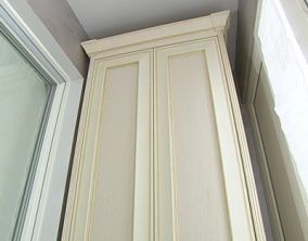 Спальня с зеркальным бордюром