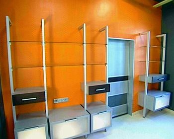 Геологи в космосе мебель Mr. Doors в проекте «Квартирного вопроса» Серая мебель на оранжевой стене гостиной
