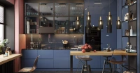 Кухня с синими фасадами и вставками из стекла, мебель на заказ MrDoors